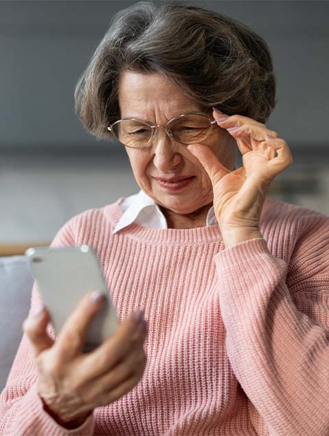 Personne agée avec lunettes